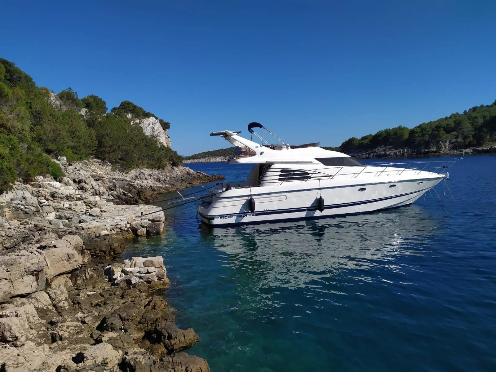 Explore Makarska on a 14.02m Rental Sunseeker Manhattan 45
