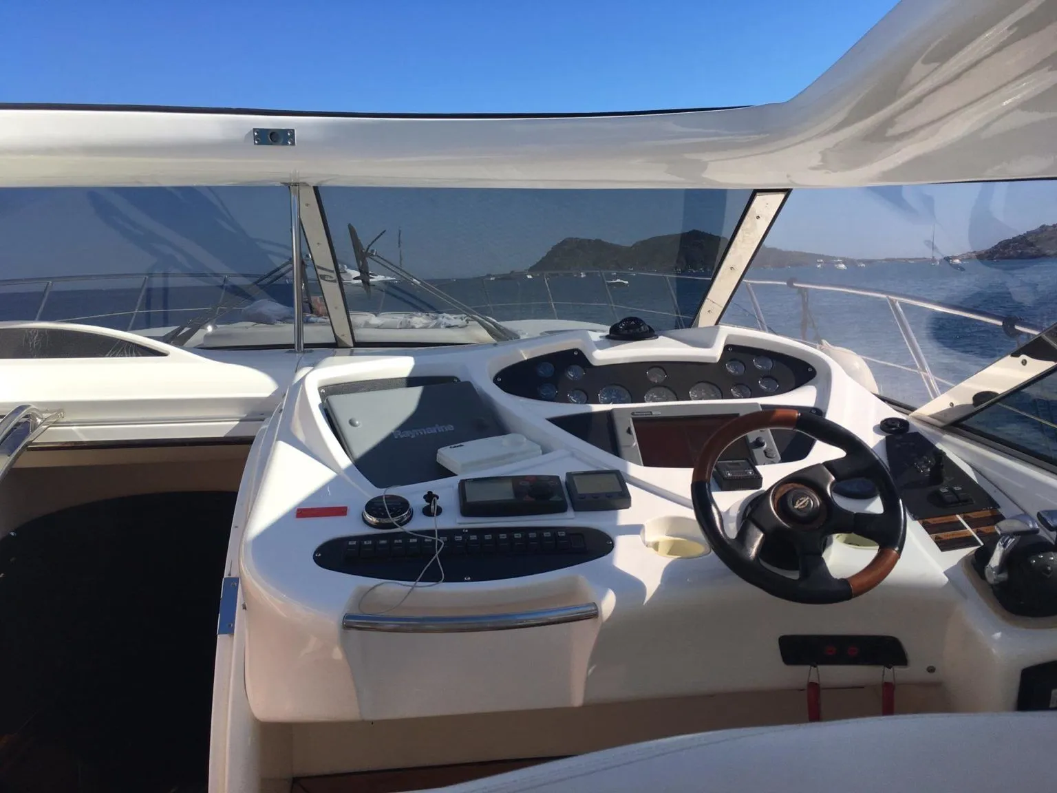 16.05m Cannes Motor Yacht Sunseeker Predator 56 Hire