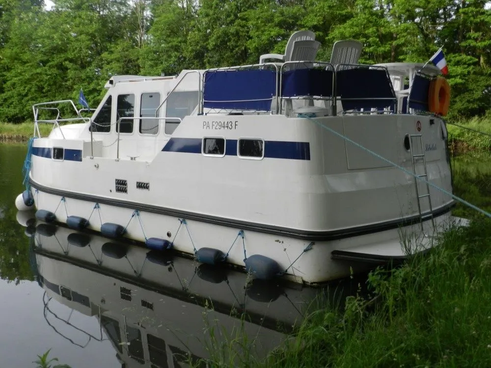 Rent a 9.1m Boat in Agde