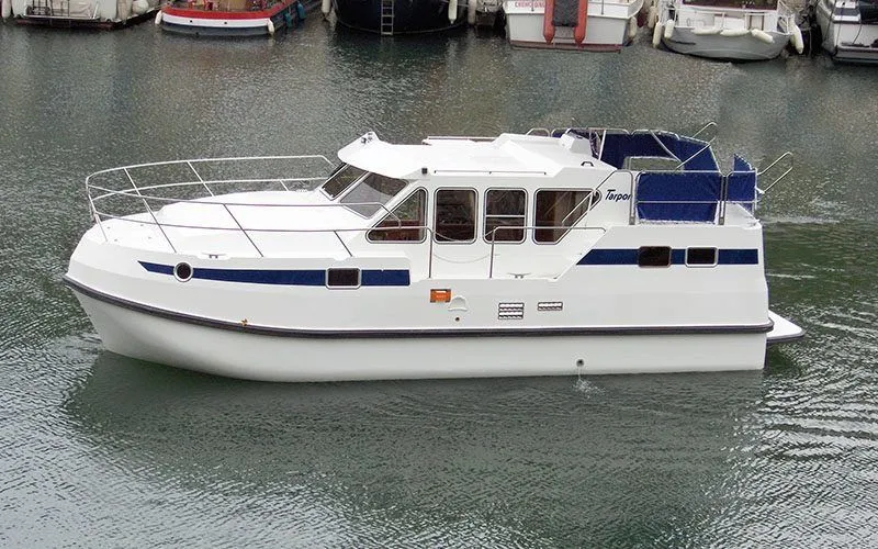 Les Canalous 10 Charter Boat