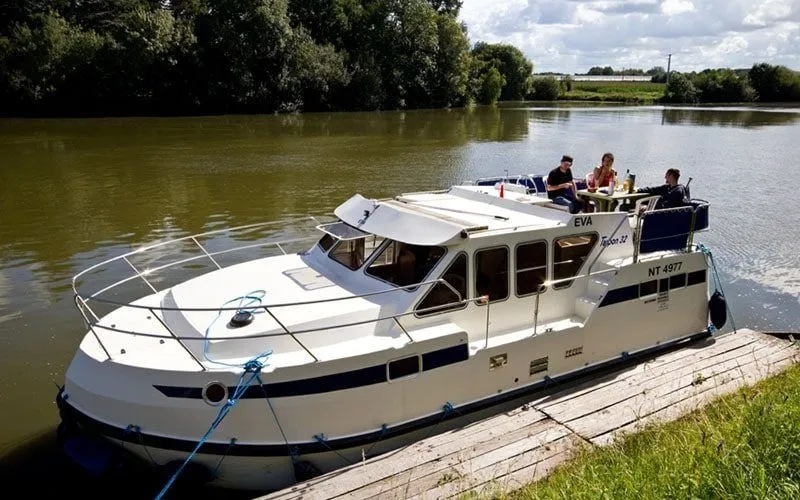 Rent a 9.1m 2 Cabin House Boat in Agde
