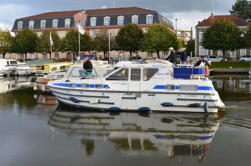 Charter a 10.95m Boat in Homps