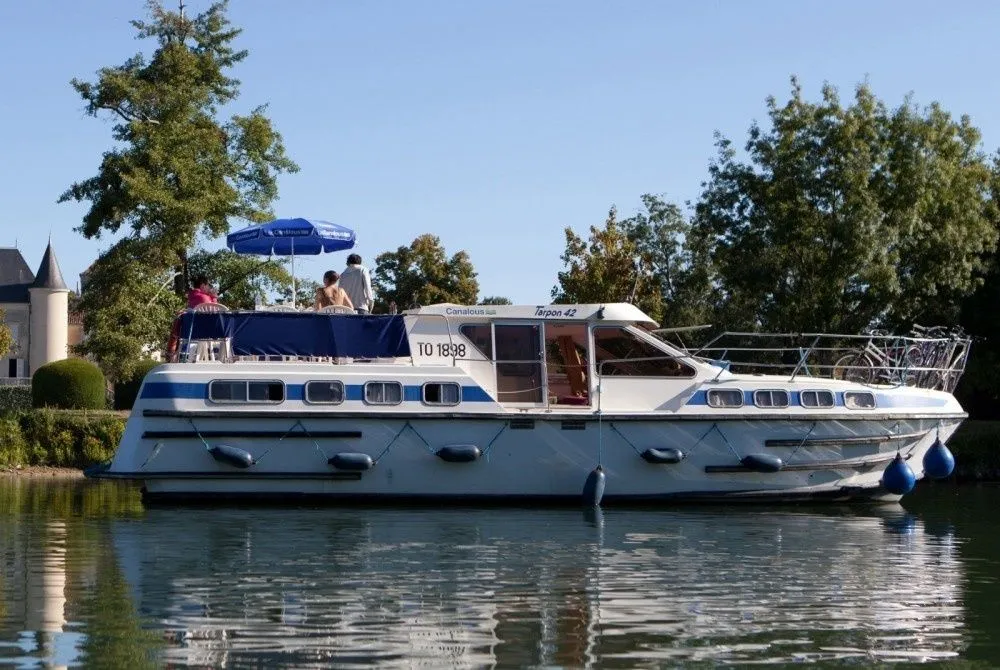 Les Canalous 10 Charter Boat