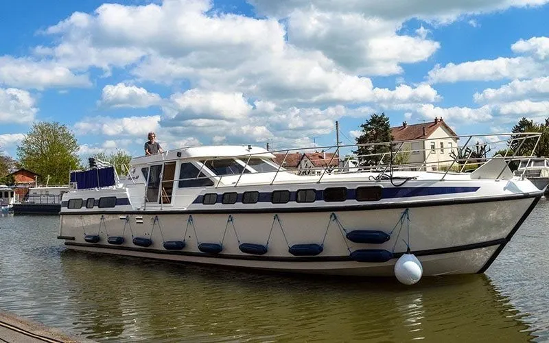 Les Canalous 10 Charter Boat