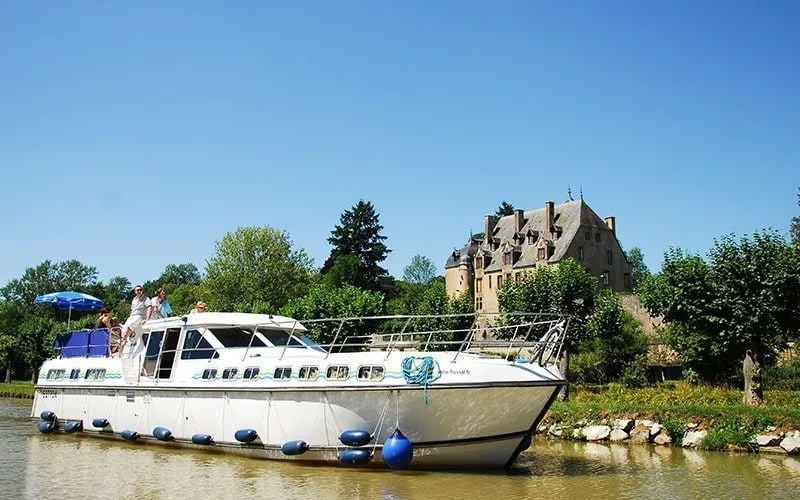 Les Canalous 10 Charter Boat