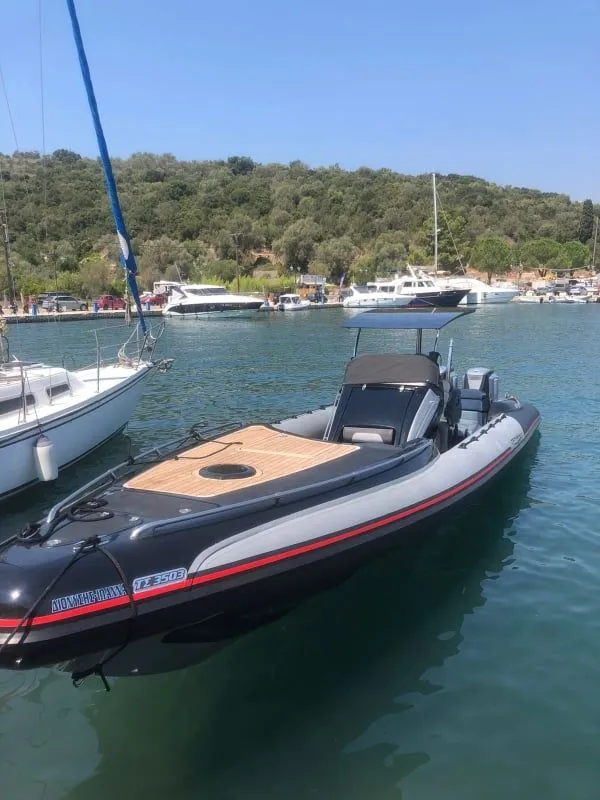 Rent a 10m Technohull 999 in Glyfáda