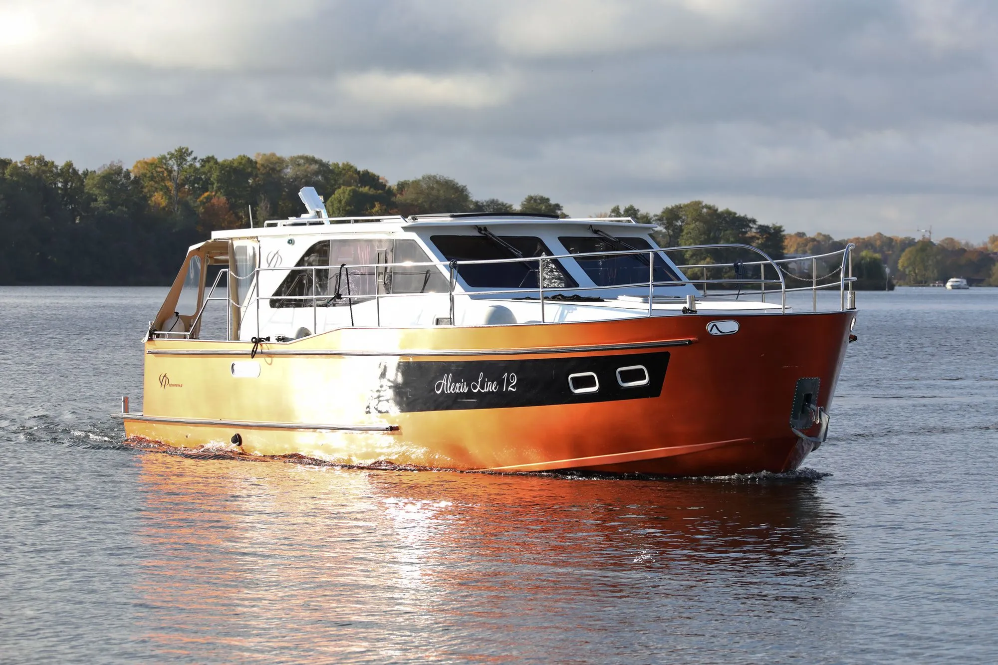 Rent a 11.9m Motor Yacht Technomarine Alexis in Röbel
