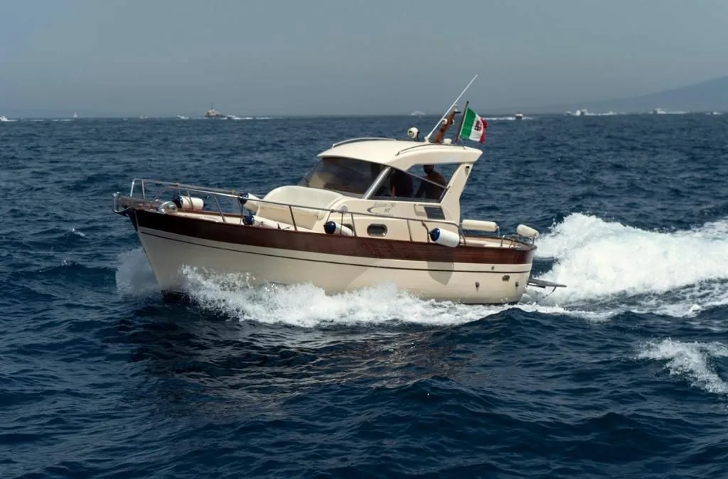 Charter a 7.5m Tecnonautica Jeranto 7.5 Open in Positano