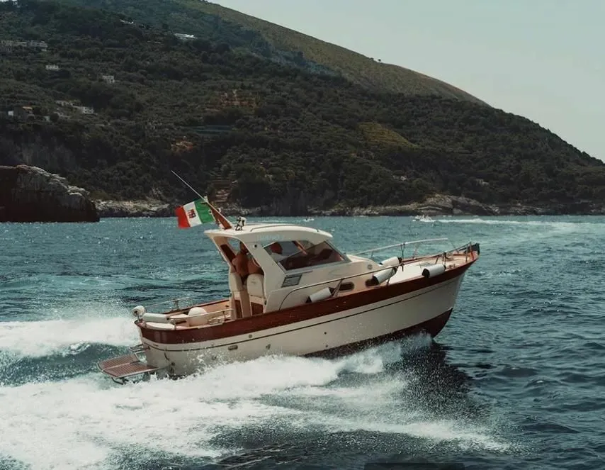 Charter a 7.5m Tecnonautica Jeranto 7.5 Open in Positano