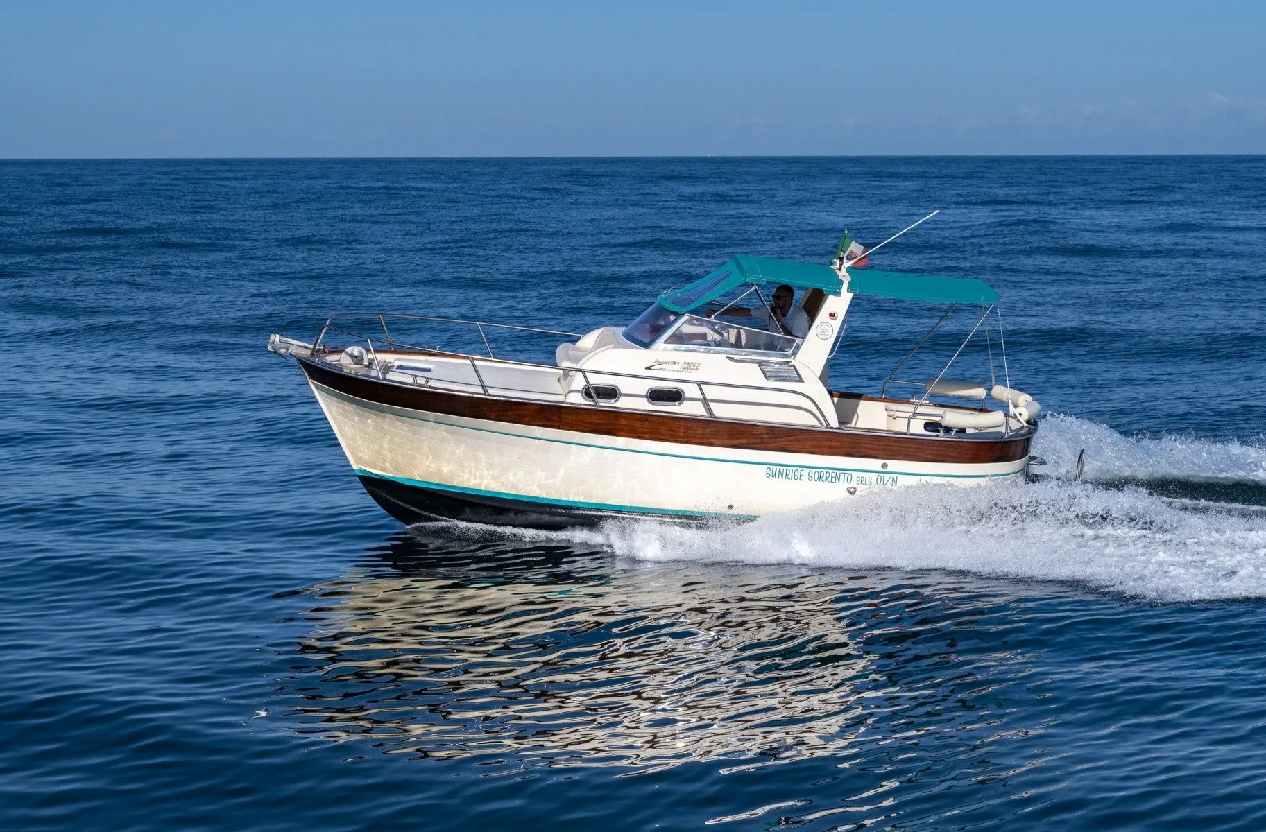 Rent a 7.65m Boat in Sorrento