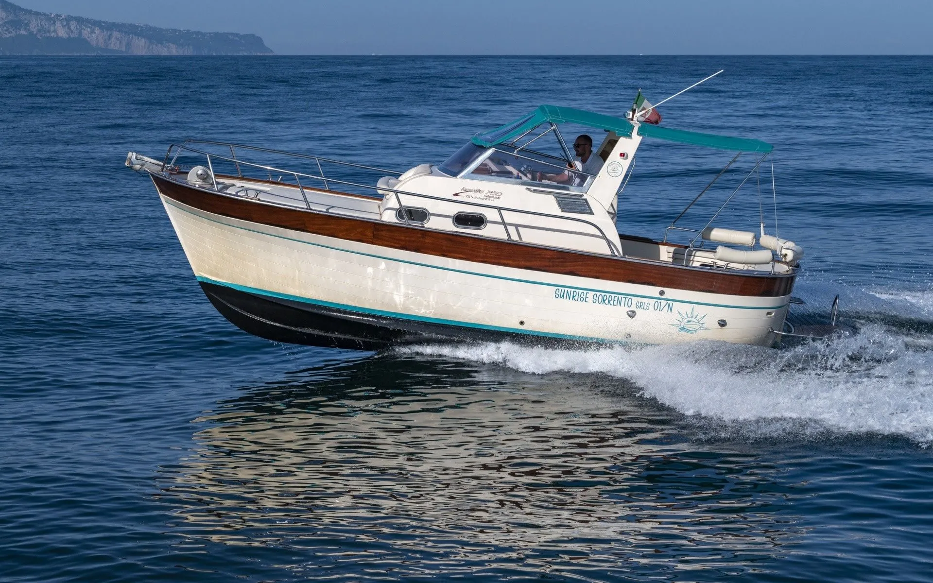 Rent a 7.65m Boat in Sorrento
