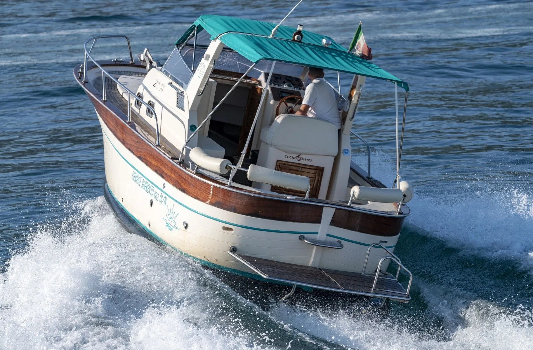 Rent a 7.65m Boat in Sorrento