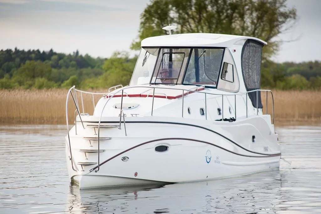 Charter a 12m Tes 393 Motor Yacht in Wilkasy