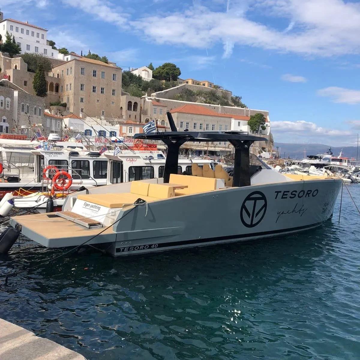 Rent a 12m Motor Yacht Tesoro T40 in Glyfáda