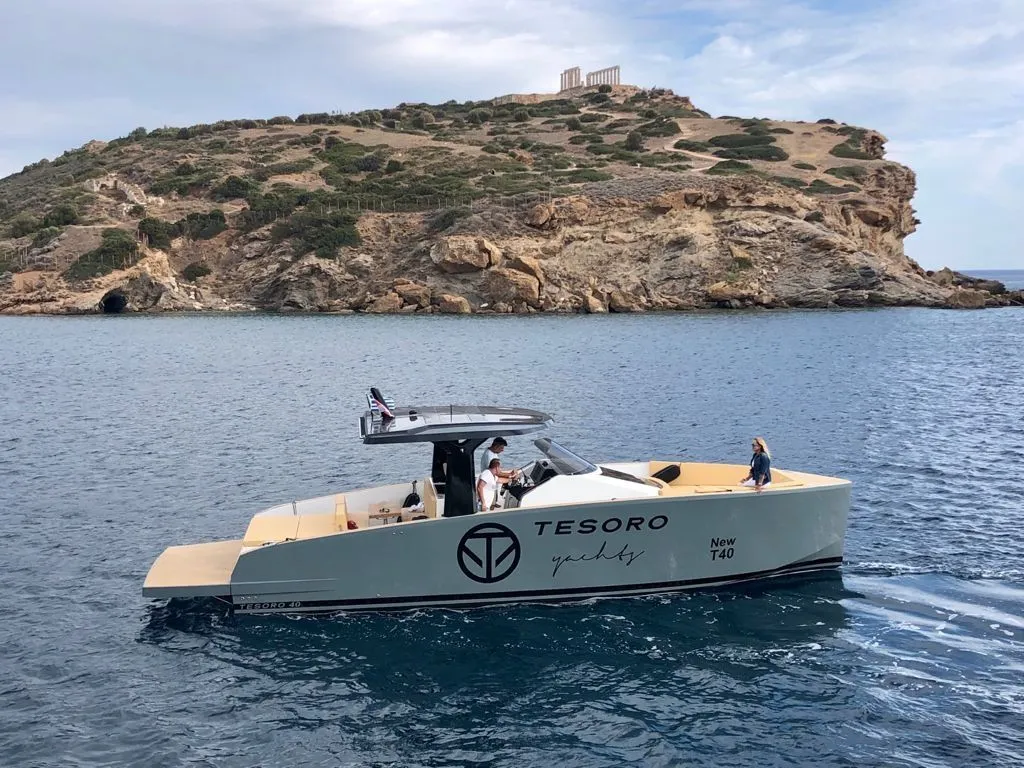 Rent a 12m Motor Yacht Tesoro T40 in Glyfáda