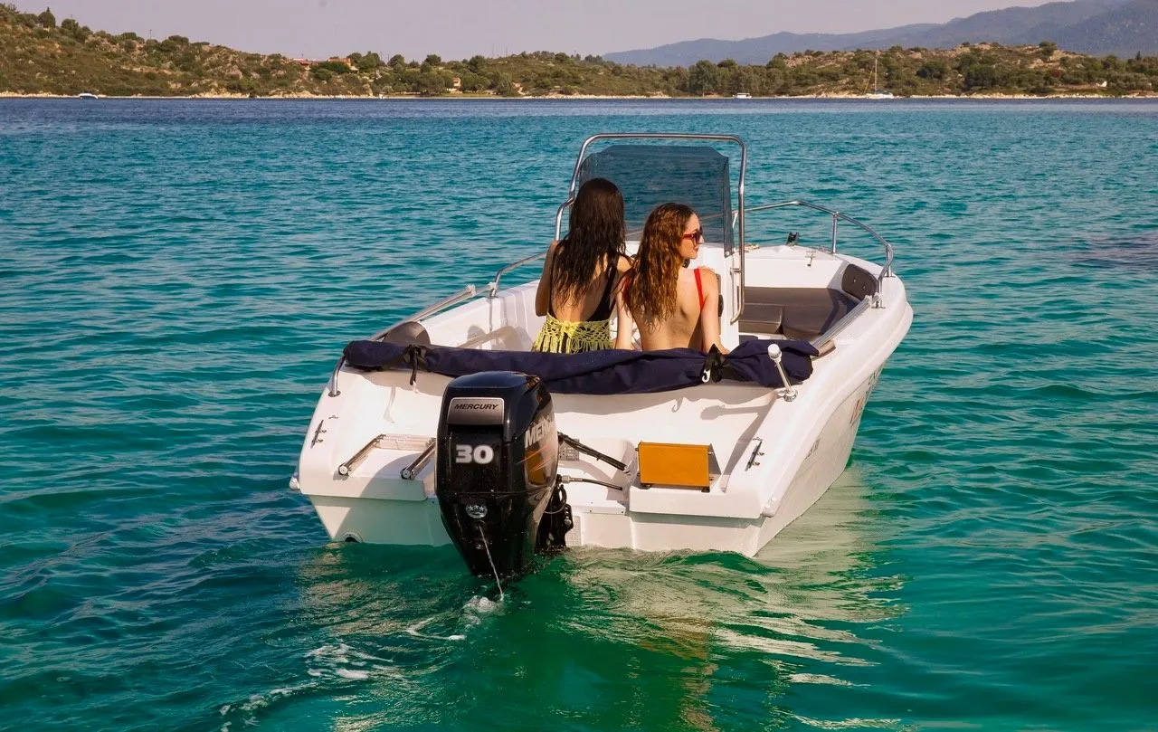 Charter a 5m Thomas Boats Tempest 500 Motor Boat in Nikiti