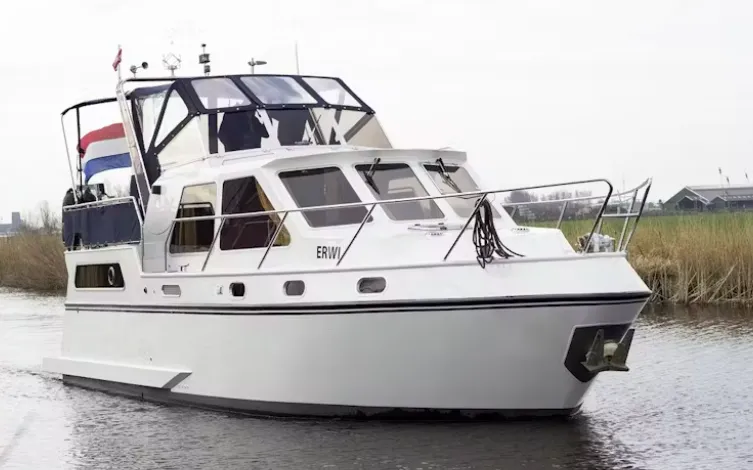 Charter a 12.2m Motor Yacht in Warten