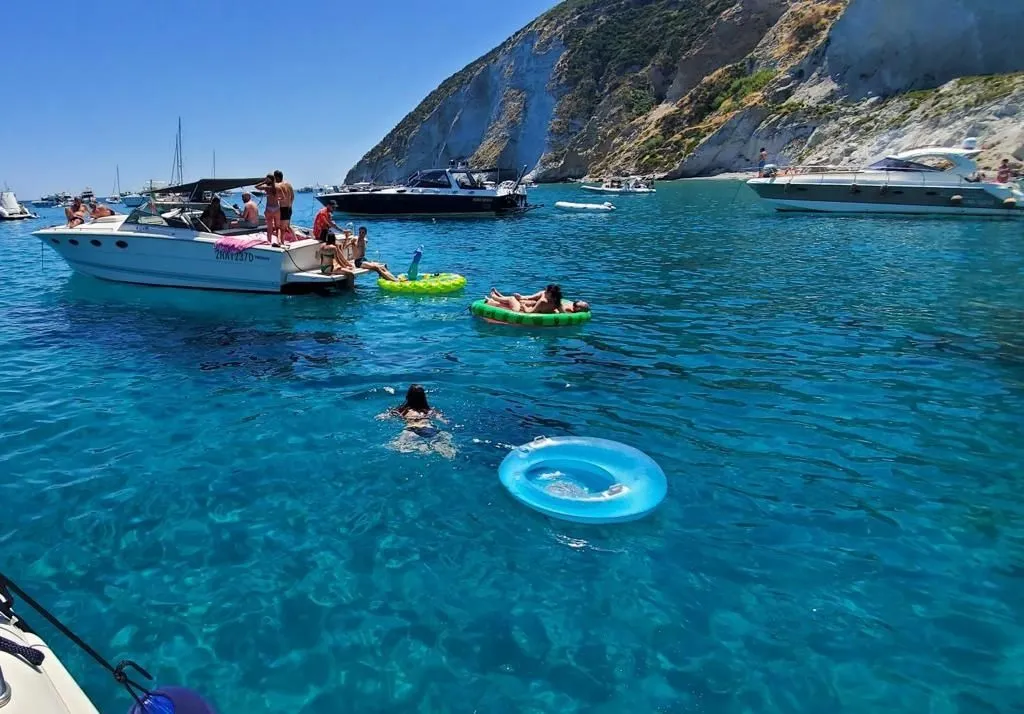 Rent a 11.7m Motor Yacht in Terracina