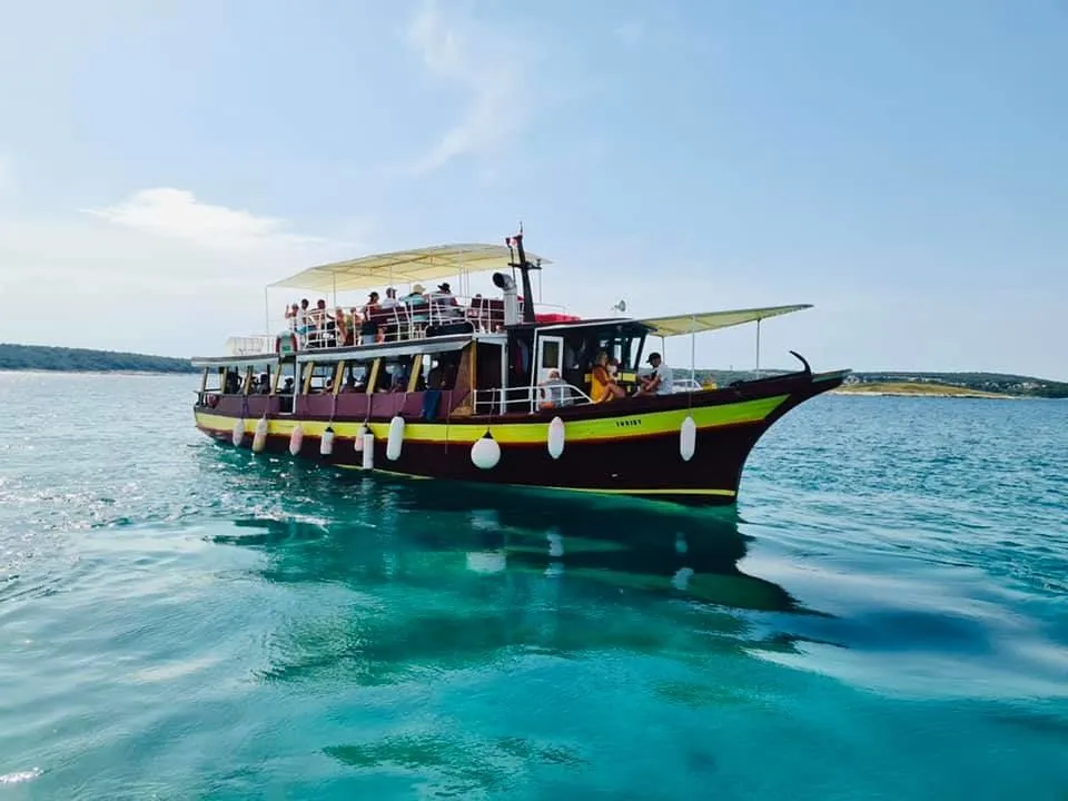 Rent a 16.5m Trawler 55 in Medulin