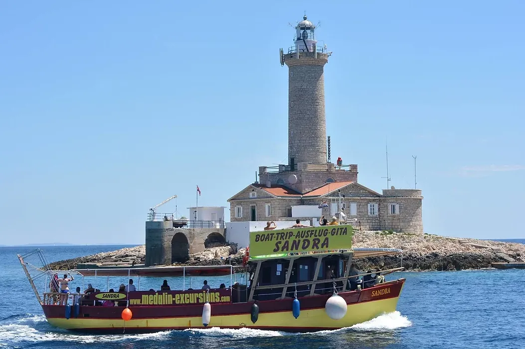 Rent a 16.5m Trawler 55 in Medulin