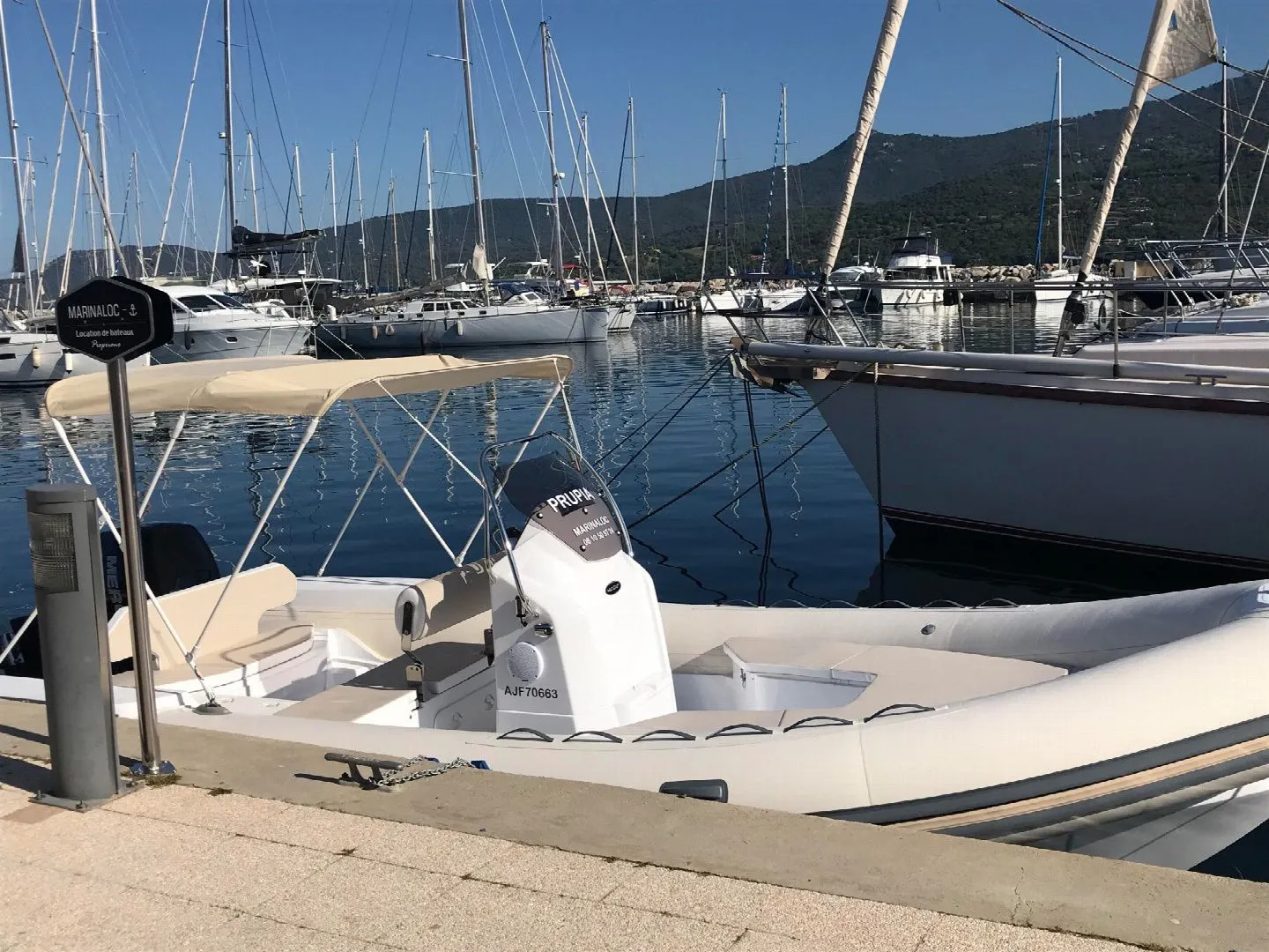 Charter a 6.75m Motor Boat Valiant 685 in Propriano
