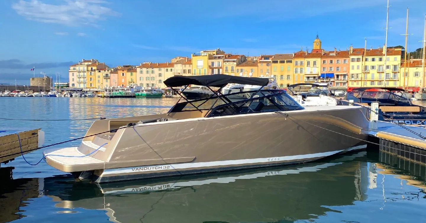 Explore Saint-Tropez on a 9.81m Rental Motor Yacht