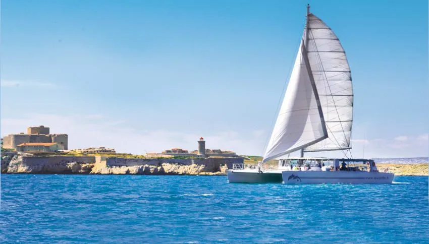 Rent a 25m Catamaran Vaton 25 in Marseille