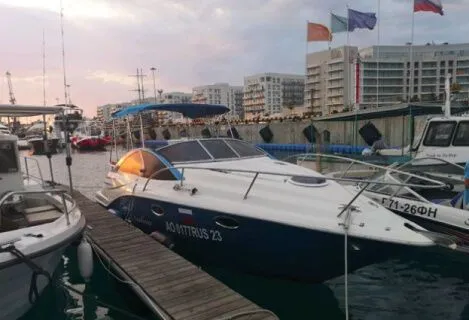 Charter a 8.9m Motor Yacht in Adler