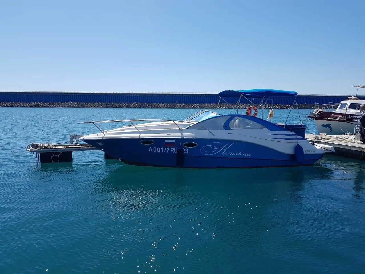 Charter a 8.9m Motor Yacht in Adler