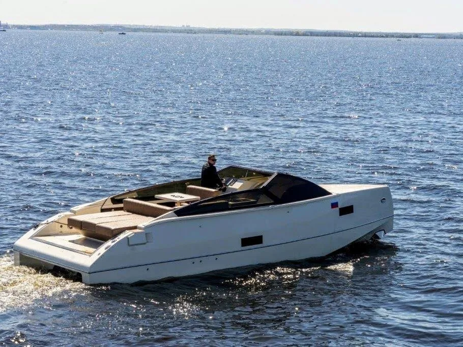 Boot - Explore Saint Petersburg on a 10.1m Rental Boat