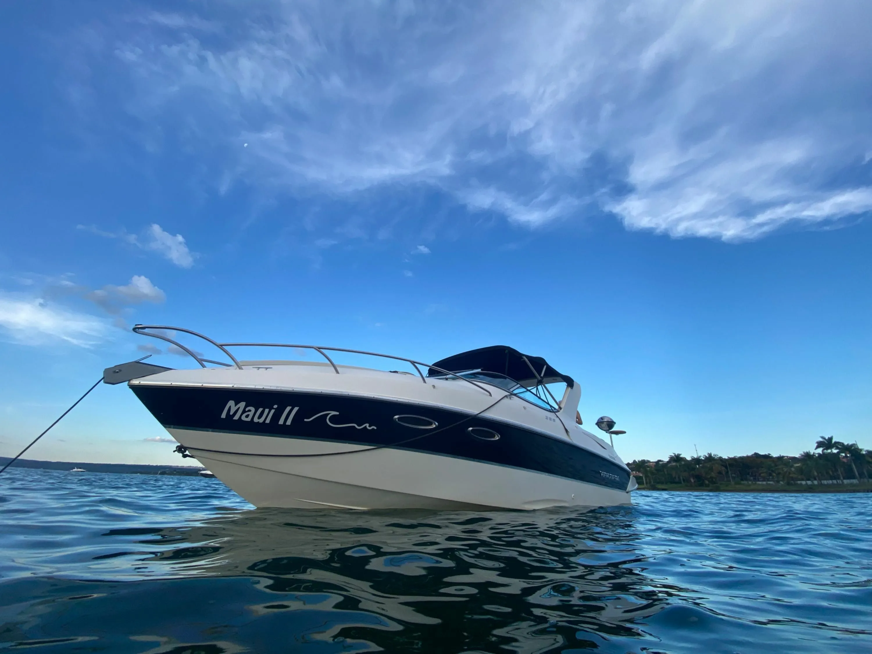 Rent a 8.02m Motor Boat Ventura 265 in Brasilia