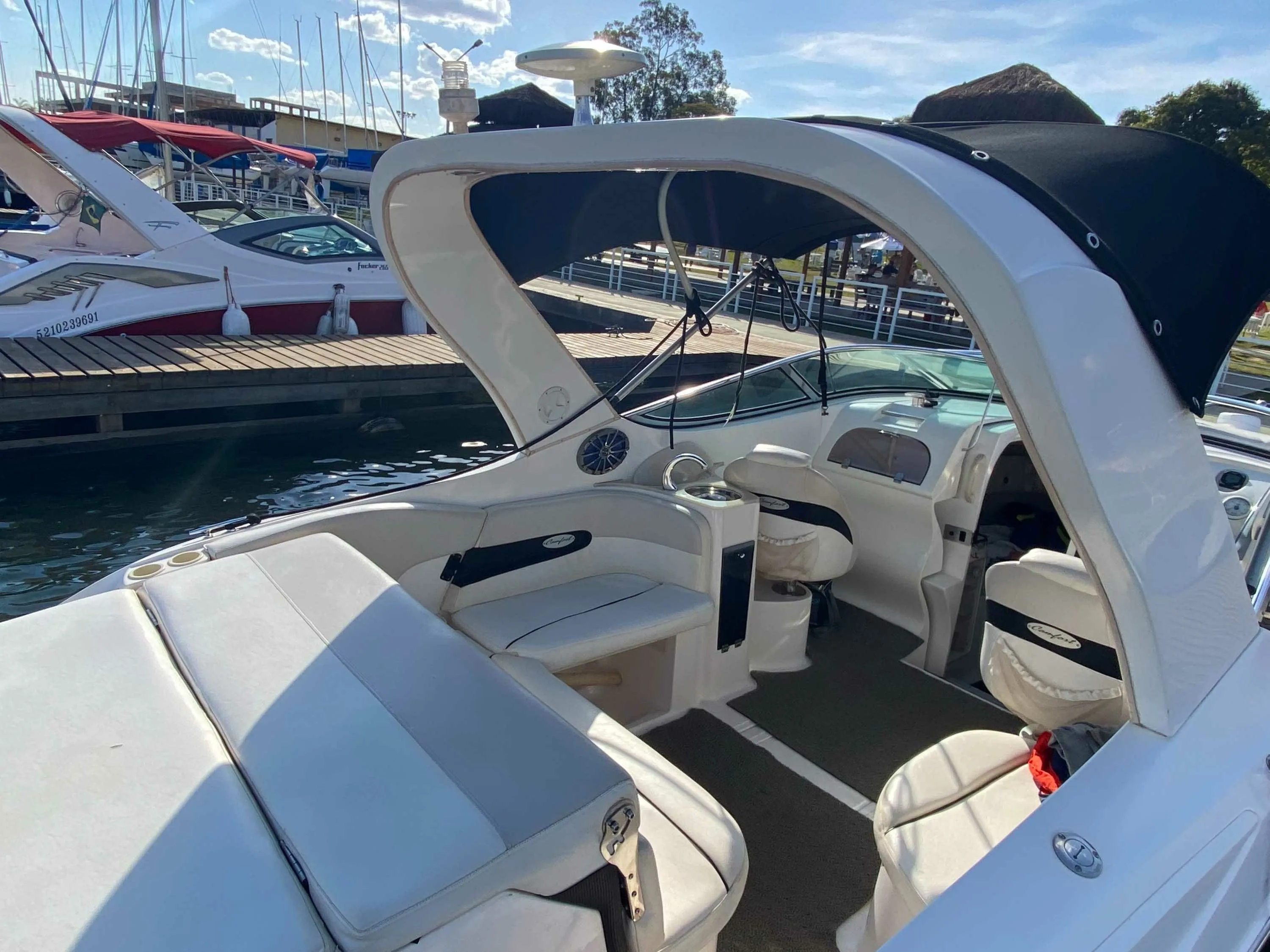 Rent a 8.02m Motor Boat Ventura 265 in Brasilia