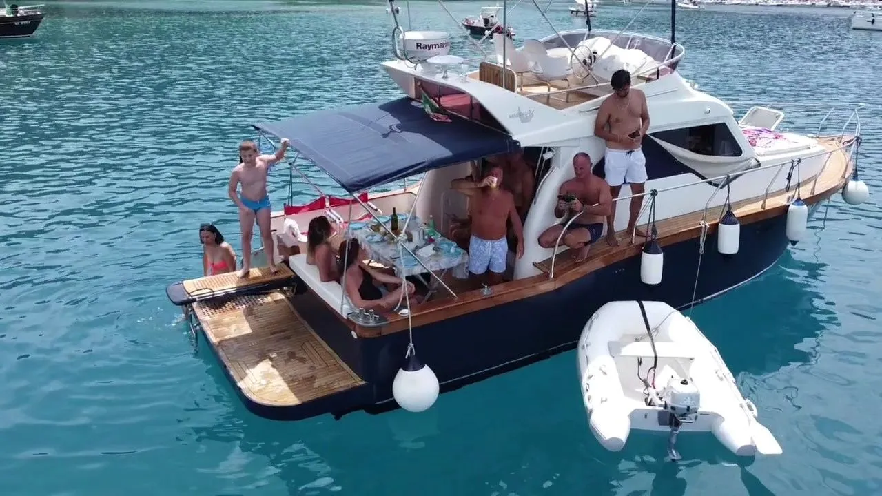 10.57m Agropoli Motor Yacht Hire