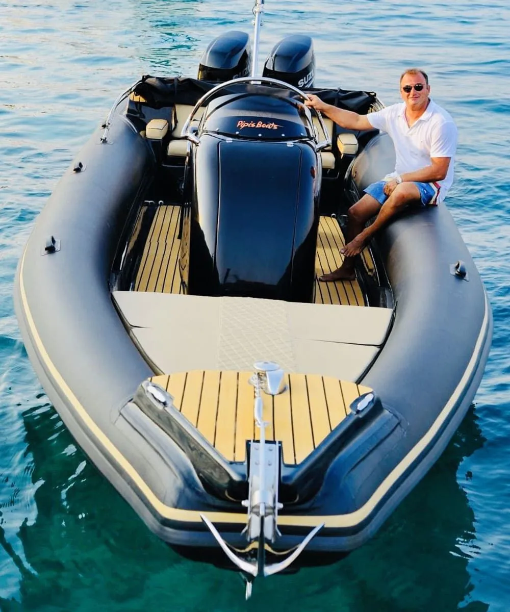 Charter a 10m Boat in Nikiana