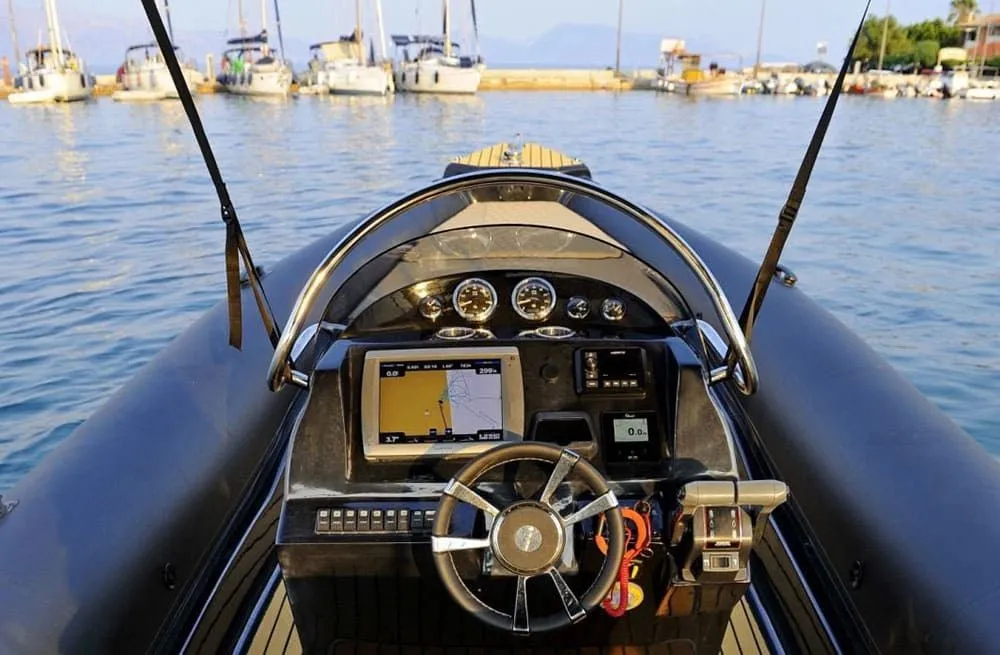 Charter a 10m Boat in Nikiana