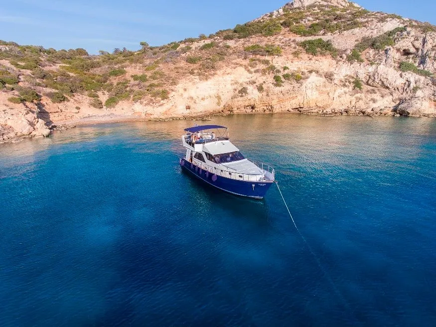 Charter a 15.7m Motor Yacht Wave Runner 50 in Athens