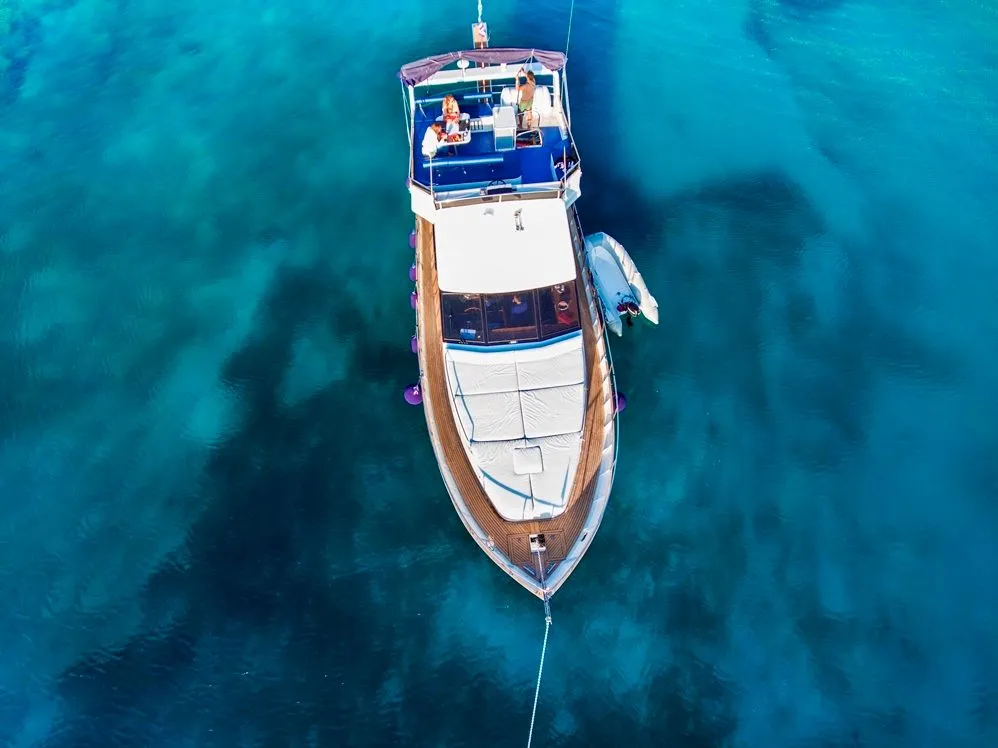 Charter a 15.7m Motor Yacht Wave Runner 50 in Athens