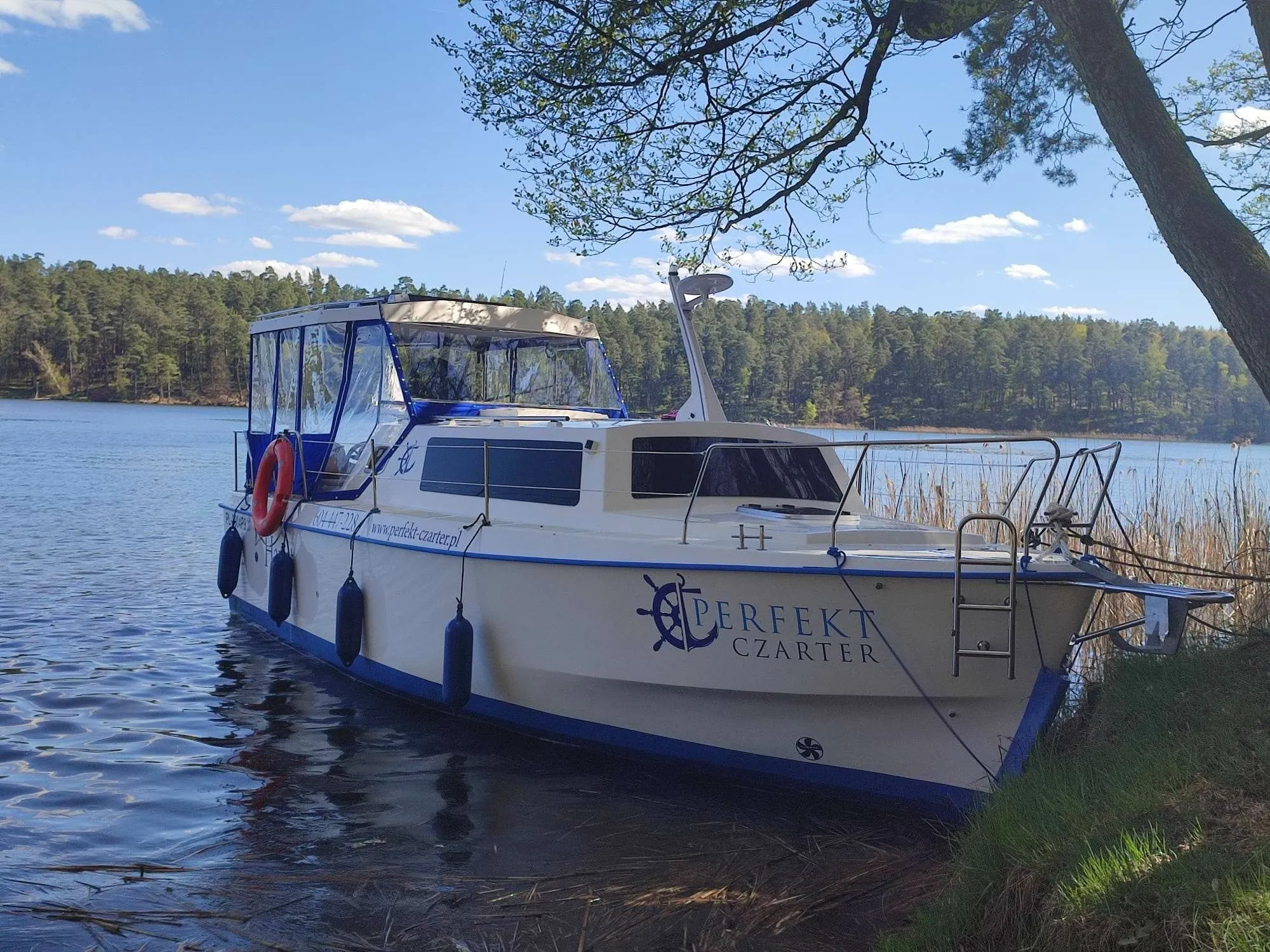 8.25m Piaski Weekend 820 Motor Boat Hire