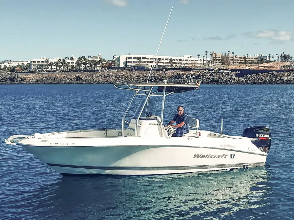 Charter a 7.5m Motor Boat Wellcraft 222 Fisherman in Castillo del Aguila