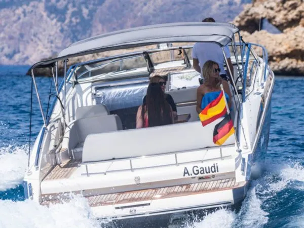 Boot - Rent a 10.5m Windy 31 Zonda Motor Yacht in El Toro