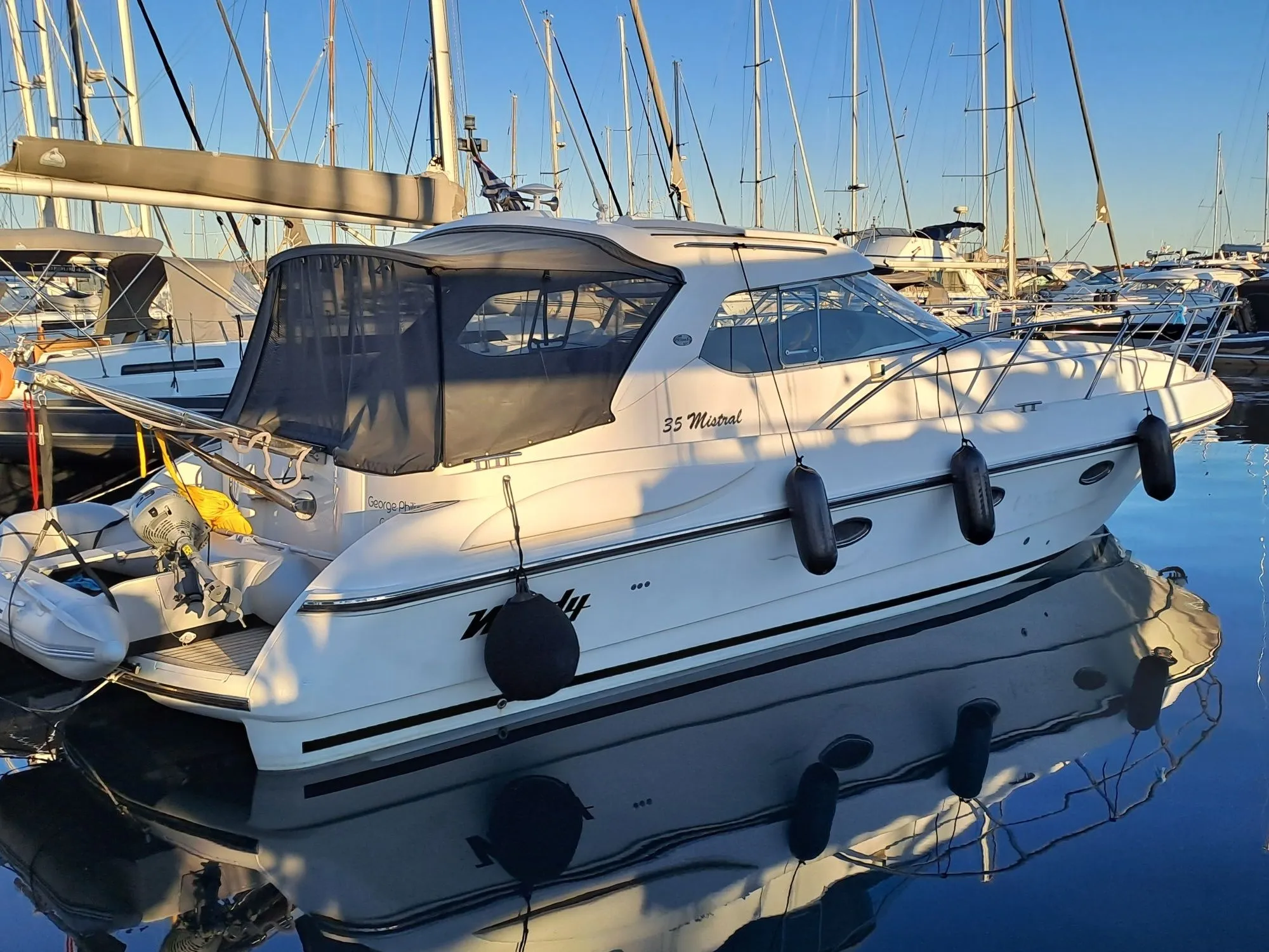 Rent a 11m Motor Yacht in Lavrion