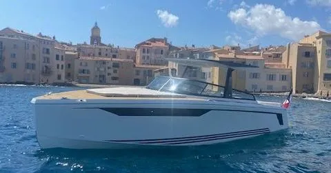 Charter a 10.2m Motor Yacht in Grimaud