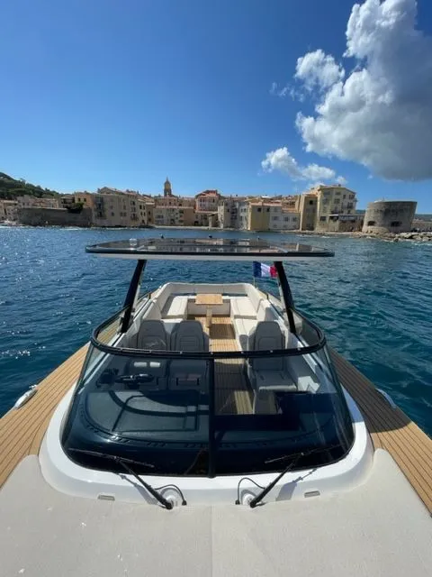 Charter a 10.2m Motor Yacht in Grimaud