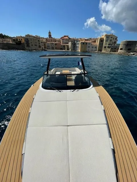 Charter a 10.2m Motor Yacht in Grimaud