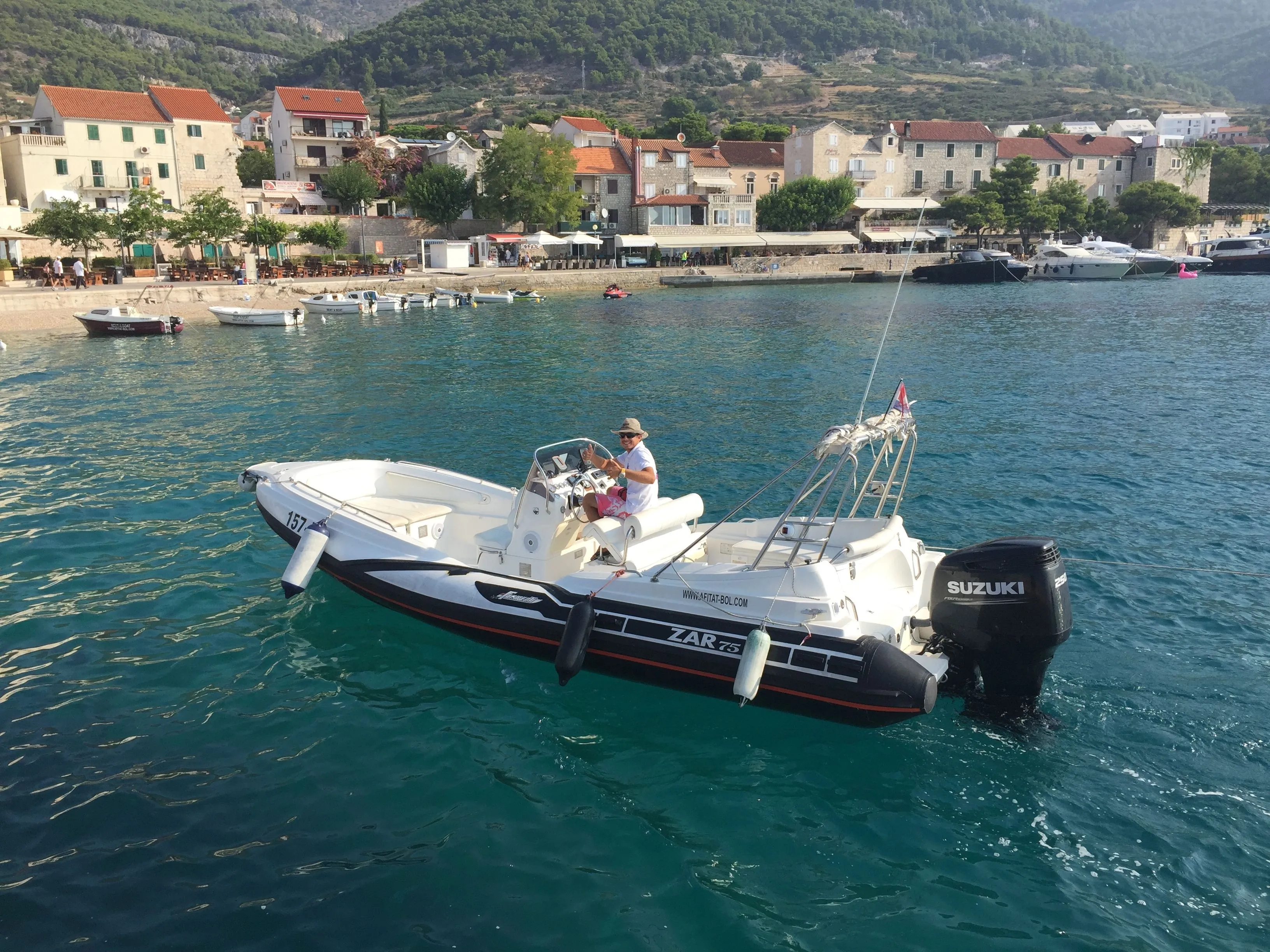 Rent a 7.42m Motor Boat in Bol